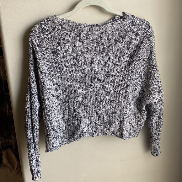 Lightweight crochet cropped sweater - Picture 2 of 3